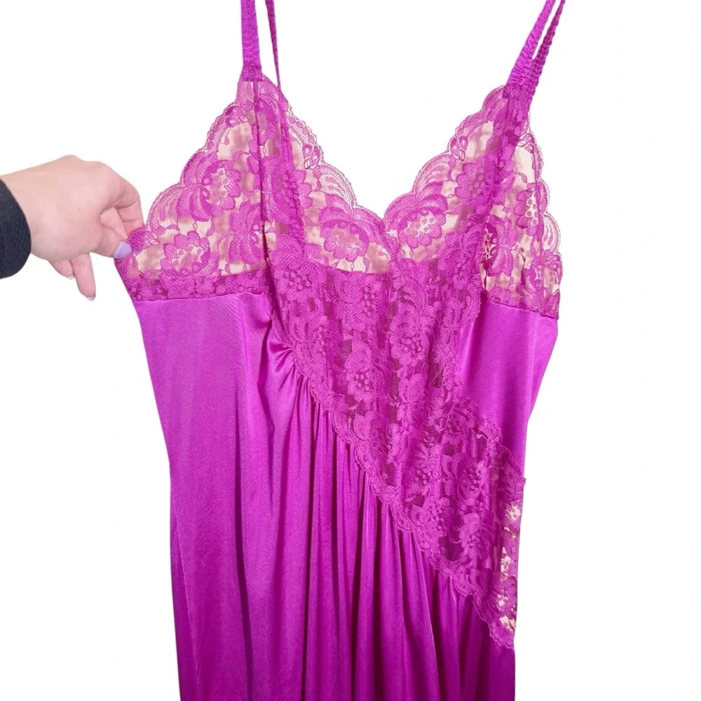 Vintage Lady Romance‎ Night Gown - Picture 2 of 6